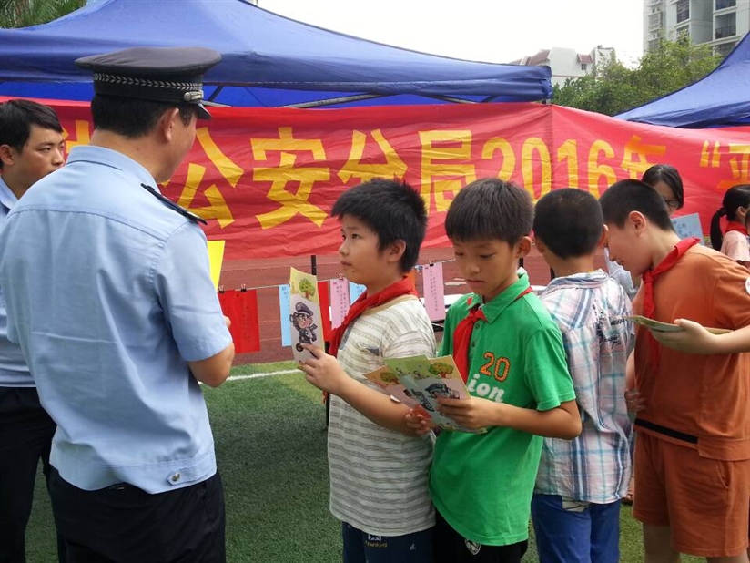 安全智慧好少年  警察叔叔猛点赞